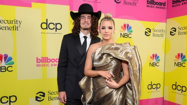 LOS ANGELES, CALIFORNIA - MAY 23: (L-R) Cade Foehner and Gabby Barrett pose backstage for the 2021 Billboard Music Awards, broadcast on May 23, 2021 at Microsoft Theater in Los Angeles, California.   Rich Fury/Getty Images for dcp/AFP (Photo by Rich Fury / GETTY IMAGES NORTH AMERICA / Getty Images via AFP)