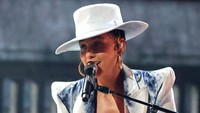 Potret penampilan Alicia Keys di Billboard Music Awards 2021. (Foto: Getty Images via AFP/KEVIN WINTER)
