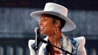 Penampilan Alicia Keys di BBMA 2021 semakin istimewa karena secara khusus dibuka dengan pidato singkat dari Michelle Obama. (Foto: Getty Images via AFP/KEVIN WINTER) 