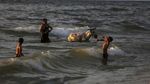 Usai Gencatan Senjata, Pantai Gaza Diserbu Warga