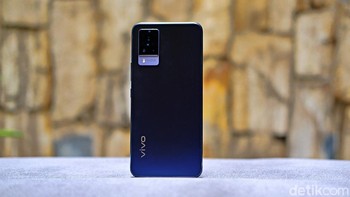 Vivo V21 5G terdapat dalam 2 varian warna, yakni Dusk Blue dan Sunset Dazzle Foto: Adi Fida Rahman/detikINET