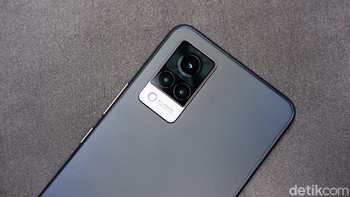 Vvivo V21 5G dibekali 64MP OIS Night Camera, serta 8MP Multimode Camera yang bisa digunakan untuk Super-Wide Angle dan Bokeh Effect serta 2MP Macro Camera. Foto: Adi Fida Rahman/detikINET