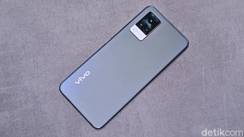 Vivo V21 5G ini memiliki kapasitas baterai 4.000 mAh yang dapat menemani pengguna seharian. Kemampuan pengisian baterai 33W FlashCharge Foto: Adi Fida Rahman/detikINET