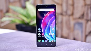 Vivo V21 ini menggunakan E3 Amoled Display dengan refresh rate 90Hz. Ukurannya 6,44 inch. Foto: Adi Fida Rahman/detikINET