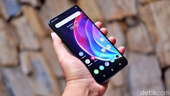 Didukung oleh Mediatek Dimensity 800U dengan clock speed hingga 2,4GHz. Chipset ini menggunakan fabrikasi 7nm untuk memberikan performa tinggi sambil mempertahankan efisiensi daya. Foto: Adi Fida Rahman/detikINET