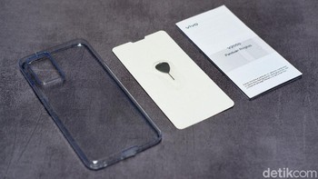 Aksesori yang diberikan Vivo sangat lengkap. Ada case, SIM card injector, buku petunjuk penggunaan. Foto: Adi Fida Rahman/detikINET
