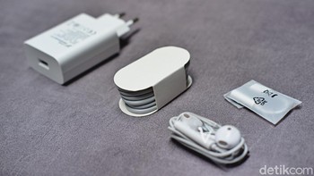 Selain itu charger 33W, kabel data USB Type C, converter jack audio 3,5 mm, dan earphone. Foto: Adi Fida Rahman/detikINET
