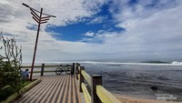 Dekat menara pandang untuk pengunjung yang ingin menikmati ombak pantai tanpa basah terkena air
