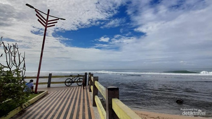 Dekat Menara Pandang untuk Pengunjung yang ingin menikmati ombak pantai tanpa terkena basah air