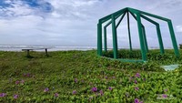 Kursi duduk di tepi Pantai Sayang Heulang