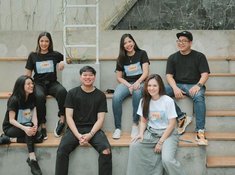 Wulan Guritno, Amanda Gratiana Soekasah dan Janna Soekasah  kolaborasi dengan Stella Rissa merilis kaus KASIH