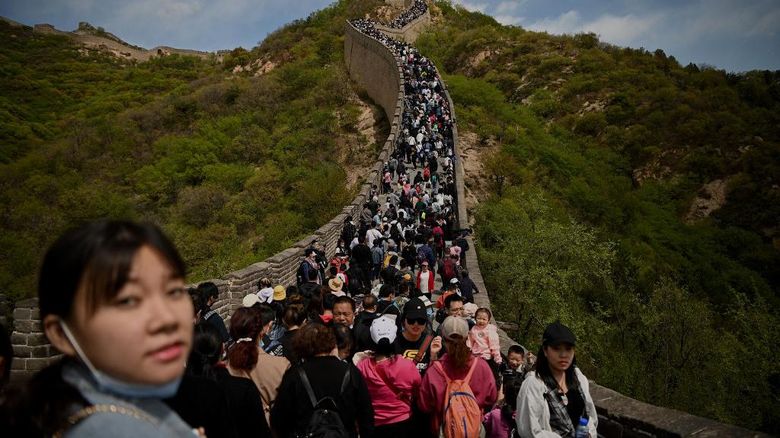 5 Negara Ini Udah Bebas Masker Lho People visit the Great Wall during the labour day holiday in Beijing on May 1, 2021. (Photo by Noel Celis / AFP)