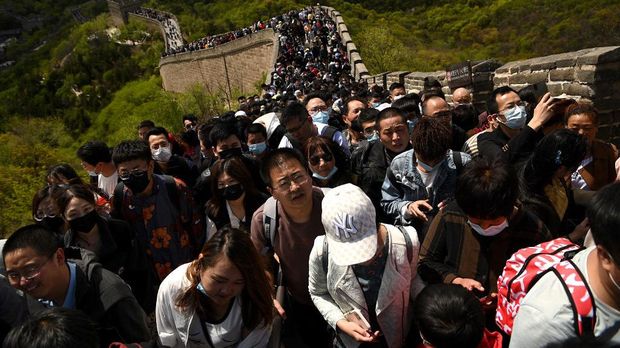 People visit the Great Wall during the labour day holiday in Beijing on May 1, 2021. (Photo by Noel Celis / AFP)