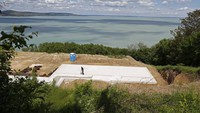 Seorang pekerja berjalan di lokasi konstruksi dekat Danau Balaton di semenanjung Tihany, Hungaria. Danau Balaton adalah danau terbesar di Eropa Tengah dan salah satu kekayaan alam paling berharga di Hungaria.  