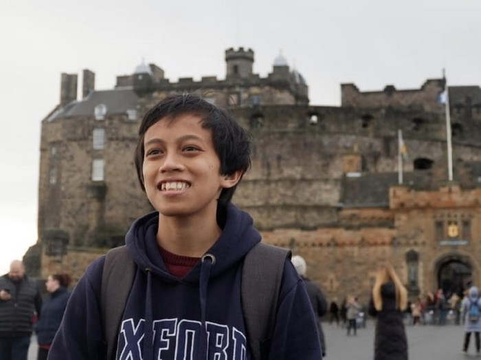 Kisah Angga Fauzan yang berhasil meraih S2 di Edinburgh University. Kisah Angga Fauzan yang berhasil meraih S2 di Edinburgh University.