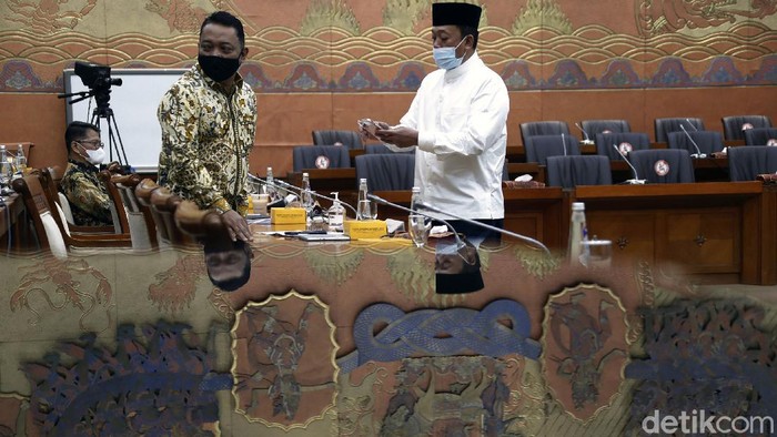 Bahas Kasus Rapid Test Antigen Bekas, Kimia Farma Dipanggil DPR Komisi VI DPR RI panggil Kimia Farma untuk bahas kasus rapid test antigen bekas. Selain itu, rapat juga diagendakan membahas proses pembuatan vaksin.