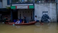 Sedikitnya empat kecamatan di Kabupaten Bandung terendam banjir setinggi 50 sentimeter hingga dua meter.