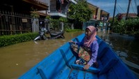 Seorang lansia menaiki perahu saat banjir melanda Kampung Bojongasih, Dayeuhkolot, Kabupaten Bandung, Jawa Barat, Selasa (25/5/2021).
