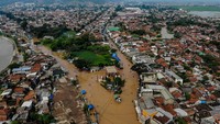 Potret udara jalan nasional yang terendam banjir di bilangan Baleendah, Kabupaten Bandung, Jawa Barat, Selasa (25/5/2021).