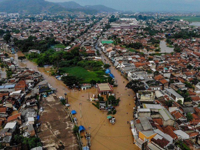 Seorang lansia menaiki perahu saat banjir melanda Kampung Bojongasih, Dayeuhkolot, Kabupaten Bandung, Jawa Barat, Selasa (25/5/2021). Banjir luapan Sungai Citarum akibat intensitas hujan yang tinggi pada Senin (24/5/2021) sore hingga malam hari tersebut menyebabkan empat kecamatan di Kabupaten Bandung terendam banjir setinggi 50 sentimeter hingga dua meter. ANTARA FOTO/Raisan Al Farisi/rwa.