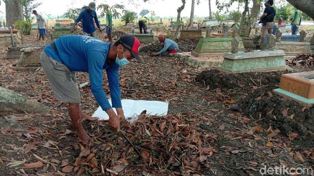Beberapa warga Dusun Kagok, Desa Ngarap Arap, Kecamatan Ngaringan, Grobogan gotong royong membersihkan irigasi, makam dan wihara
