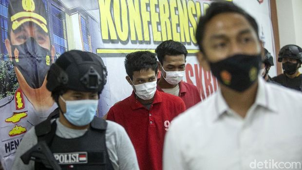 Polisi menangkap dua begal motor terhadap pengemudi ojek online di Tugu Tani, Jakarta, Selasa (25/5). Begini tampang mereka.