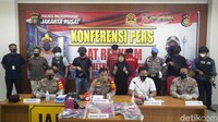 Polisi melakukan konferensi pers dan menunjukkan tersangka begal motor di Polres Jakarta Pusat, Jakarta, Selasa (25/5/2021).