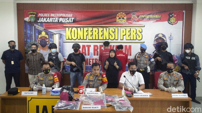 Berhasil Diringkus, Ini Tampang Begal Motor di Tugu Tani Polisi menangkap dua begal motor terhadap pengemudi ojek online di Tugu Tani, Jakarta, Selasa (25/5). Begini tampang mereka.