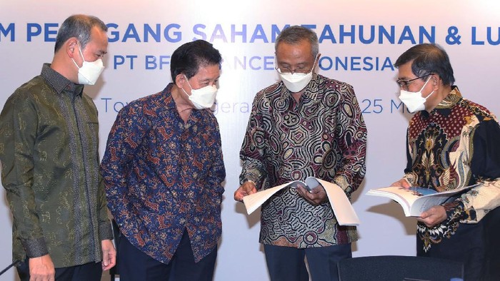 BFI Finance Bagikan Dividen Rp269 Miliar Presiden Komisaris BFIN Kusmayanto Kadiman (kiri), berbincang Komisaris Independen BFIN Johanes Sutrisno (kanan), disela Rapat Umum Pemegang Saham Tahunan dan Luar Biasa di Tangerang Selatan, Banten, Selasa (25/5/2021).