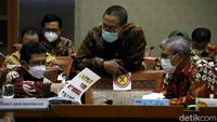 Sebelumnya, 279 juta data WNI tersebar dalam forum hacker Raid Forums, disinyalir ratusan juta data ini milik BPJS Kesehatan dan mengalami kebocoran. Kasus dugaan kebocoran data WNI ini sedang ditangani oleh Bareskrim Polri. Informasi pribadi dalam data bocor itu meliputi NIK (nomor induk kependudukan), nama, alamat, nomor telepon, bahkan kabarnya juga besaran gaji. Disertakan pula sejuta sampel data untuk pengecekan.