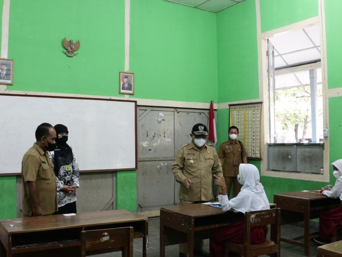 Bupati Kulon Progo, Sutedjo saat meninjau pelaksanaan ASPD di SD N 4 Percobaan Wates, Kulon Progo, Selasa (25/5/2021).