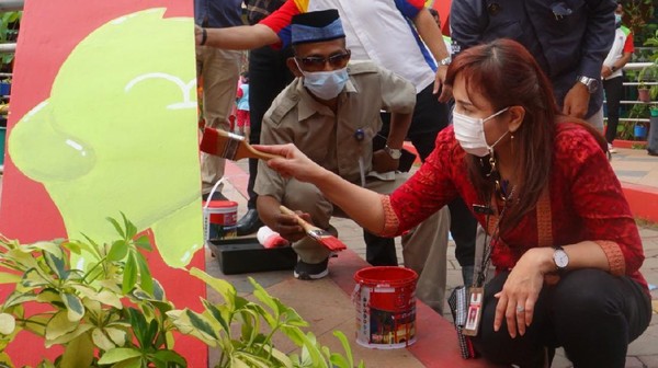 Sedikitnya 150 rumah dicat ulang dengan menggunakan cat Nippon Paint dan juga beberapa bidang lain seperti Jembatan Kampung Pelangi dan kreativitas mural yang memilki daya tarik tersendiri. 