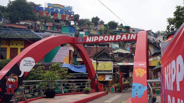 Kaya akan visual warna karena setiap sudut perkampungan ini dicat dengan warna-warni. Inilah yang menjadi ciri khas dari Kampung Pelangi Semarang. Sebelum jadi Kampung Pelangi, kampung ini bernama Kampung Gunung Brintik yang dikenal sebagai perkampungan kumuh. Kaya akan visual warna karena setiap sudut perkampungan ini dicat dengan warna-warni. Inilah yang menjadi ciri khas dari Kampung Pelangi Semarang. Sebelum jadi Kampung Pelangi, kampung ini bernama Kampung Gunung Brintik yang dikenal sebagai perkampungan kumuh.