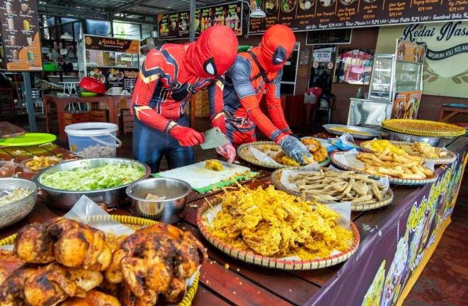 Di Restoran Ini Deadpool Sibuk Jualan Nasi Kerabu hingga Nasi Ayam Kampung