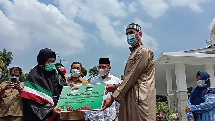 Edy Rahmayadi menyerahkan donasi ambulans untuk Palestina (Ahmad Arfah-detikcom)