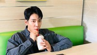 Lee Seung Gi dikenal sebagai penyanyi sekaligus aktris ternama di Korea Selatan. Namanya melejit setelah berperan dalam drama Vagabond. Foto: Instagram/leeseunggi.official