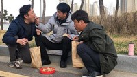 Tak hanya sebatas hubungan profesional, Lee Seung Gi ternyata juga sangat kompak dengan rekan lawan mainnya serta tim dari manajemennya. Mereka kerap kali berbagi makanan dan menikmatinya bersama. Foto: Instagram/leeseunggi.official