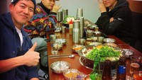 Lee Seung Gi dan timnya juga tak jarang pergi makan bersama. Memesan banyak makanan dilakukan oleh Lee Seung Gi dan manajemen untuk menghilangkan rasa lelah setelah bekerja. Foto: Instagram/leeseunggi.official