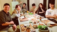 Lee Seung Gi juga sering membagikan fotonya saat makan bersama rekan lawan mainnya. Mereka tidak sungkan untuk menghabiskan waktu setelah melakukan pekerjaan bersama. Foto: Instagram/leeseunggi.official
