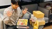 Lee Seung Gi juga pernah menerima kiriman makanan sebagai bentuk perhatian dari penggemarnya. Ia begitu bahagia mendapatkan sepaket makanan yang terlihat lezat dan mengenyangkan. Foto: Instagram/leeseunggi.official
