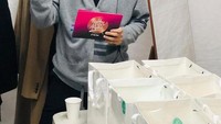 Tidak lupa dengan jasa para penggemarnya, Lee Seung Gi juga menyiapkan sepaket botol tumbler dengan beberapa makanan di dalamnya yang sengaja untuk dibagikan kepada penggemarnya. Foto: Instagram/leeseunggi.official