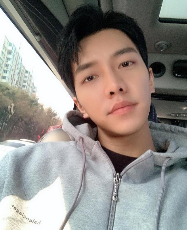 Lee Seung Gi mengawali kariernya sebagai penyanyi sejak berusia 17 tahun. Wajah tampannya tak banyak berubah hingga memasuki usia 35 tahun. Foto: Instagram/leeseunggi.official