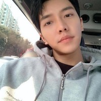 Lee Seung Gi mengawali kariernya sebagai penyanyi sejak berusia 17 tahun. Wajah tampannya tak banyak berubah hingga memasuki usia 35 tahun. Foto: Instagram/leeseunggi.official