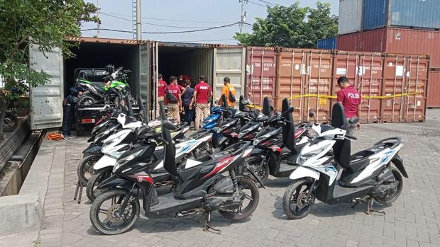 Gudang puluhan mobil-motor bodong digerebek polisi