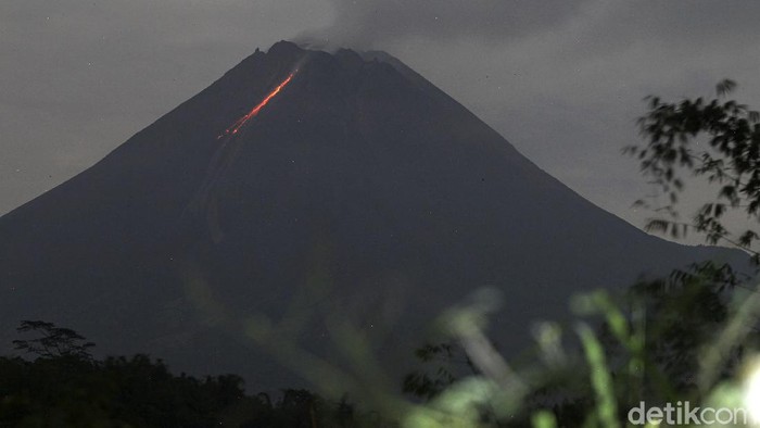 Gunung Merapi Kembali Muntahkan Lava Pijar Gunung Merapi kembali mengeluarkan lava pijar. Sejak dinihari tadi, tercatat Gunung Merapi telah mengeluarkan lava pijar sebanyak 4 kali.