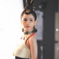 Hankiz Omar merupakan penari dan model dari etnis minoritas Uyghur. Ia dikenal dengan nama panggung Hanikezi. Foto: Instagram/@hanikezi