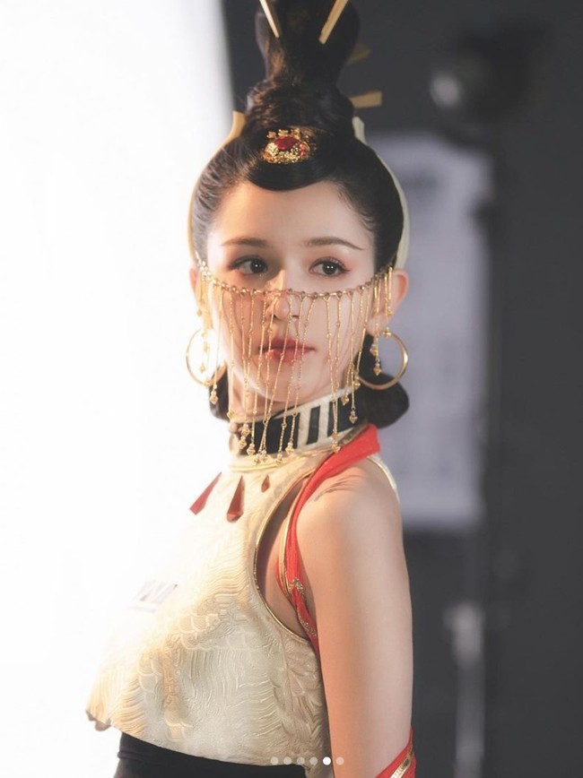 Hankiz Omar merupakan penari dan model dari etnis minoritas Uyghur. Ia dikenal dengan nama panggung Hanikezi. Foto: Instagram/@hanikezi