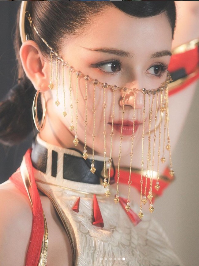 Kini Hankiz Ombar menjadi salah satu aktris China keturunan Uyghur paling terkenal. Popularitasnya disejajarkan dengan Dilraba Dilmurat dan Tong Liya yang lebih senior darinya. Foto: Instagram/@hanikezi