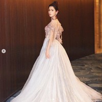 Lahir di Urumqi, Xinjiang, Hankiz Omar memiliki kecantikan yang unk dan memesona. Wajah imutnya kerap dielu-elukan para penggemar. Foto: Instagram/@hanikezi