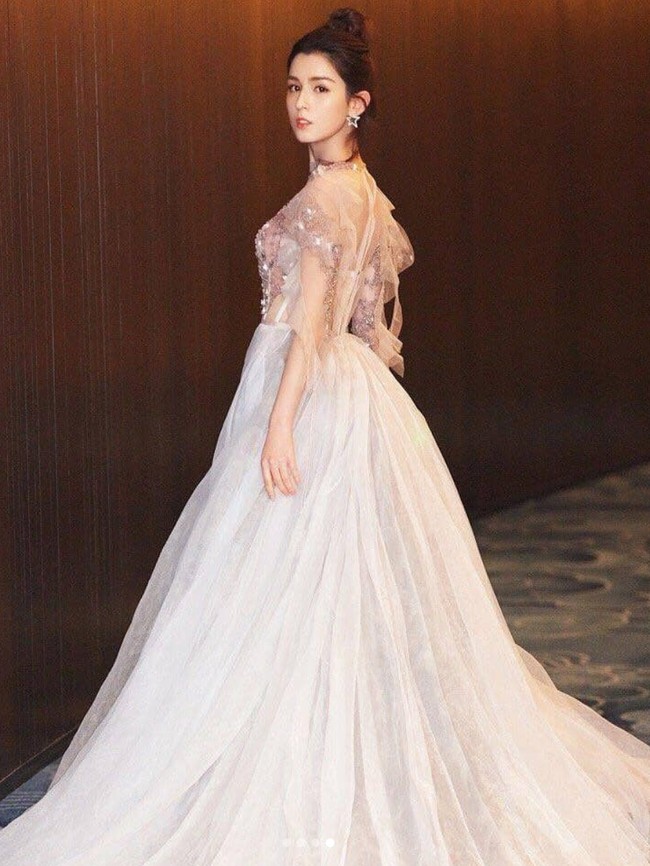 Lahir di Urumqi, Xinjiang, Hankiz Omar memiliki kecantikan yang unk dan memesona. Wajah imutnya kerap dielu-elukan para penggemar. Foto: Instagram/@hanikezi